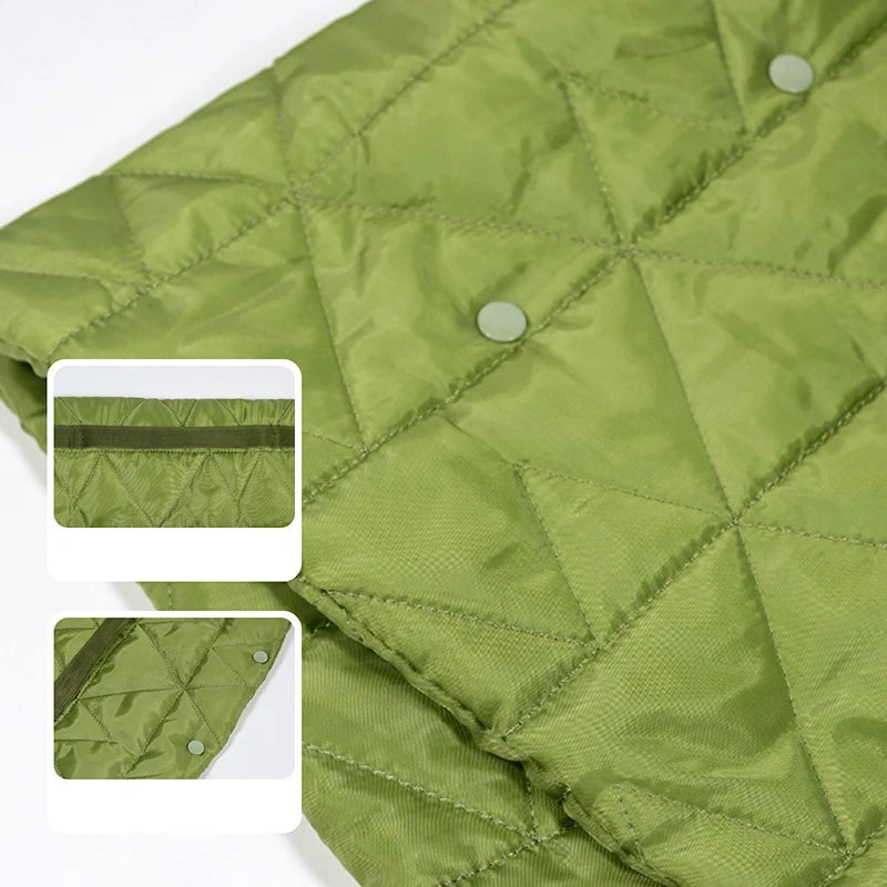 Tapis pour chien vert en tissu rembourré avec motifs en losange pour un confort optimal.