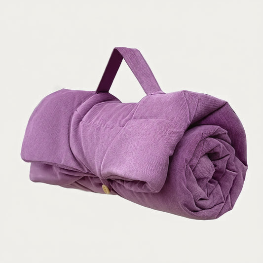 Tapis pour chien plié en violet avec une poignée pour un transport facile