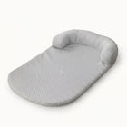 Tapis rafraichissant pour chien gris clair avec rebord surélevé confortable par Oscar et Plume