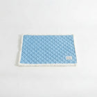 Tapis réversible pour chat et chien bleu avec bordure blanche moelleuse sur canapé blanc