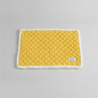 Tapis réversible pour chat et chien jaune matelassé avec bordure en fourrure blanche confortable