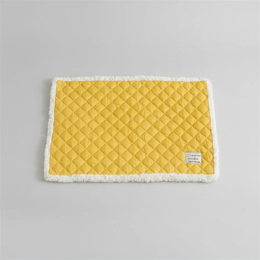 Tapis réversible pour chat et chien jaune matelassé avec bordure en fourrure blanche confortable
