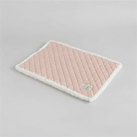 Tapis réversible pour chat et chien rose matelassé avec bordure en fourrure blanche par Oscar et Plume