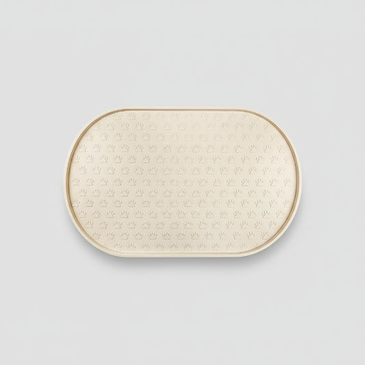 Tapis silicone gamelle chien beige avec motifs pattes pour un espace repas propre et antidérapant