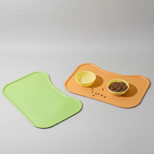 Tapis silicone gamelle Oscar et Plume en vert et orange pour poser les gamelles des animaux