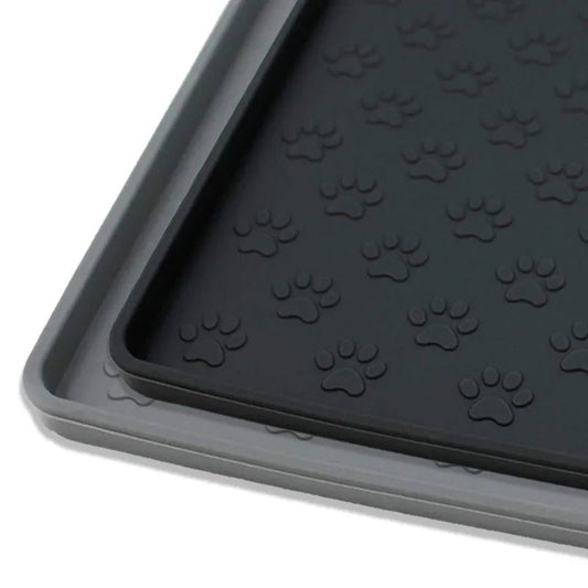 tapis silicone pour gamelle avec motifs pattes antidérapant gris et noir Oscar et Plume