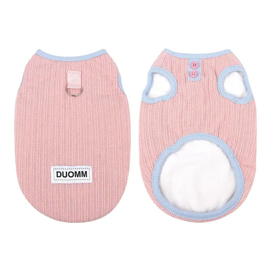 Tee-shirt chaud pour chat rose avec bretelles et bouton bleu, parfait pour les journées fraîches.