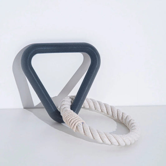 Jouet chien caoutchouc triangle noir avec corde tressée blanche pour jeu et mordillement