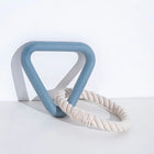 Jouet chien caoutchouc forme triangulaire bleu avec corde tressée blanche pour jeu interactif