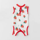 T-shirt post opération chat blanc avec imprimé fraises rouges et bordures rouges de Oscar et Plume