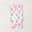 T-shirt post opération chat blanc avec motifs fleurs roses et manches sans couture par Oscar et Plume