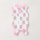 T-shirt post opération chat blanc avec motifs fleurs roses et manches sans couture par Oscar et Plume