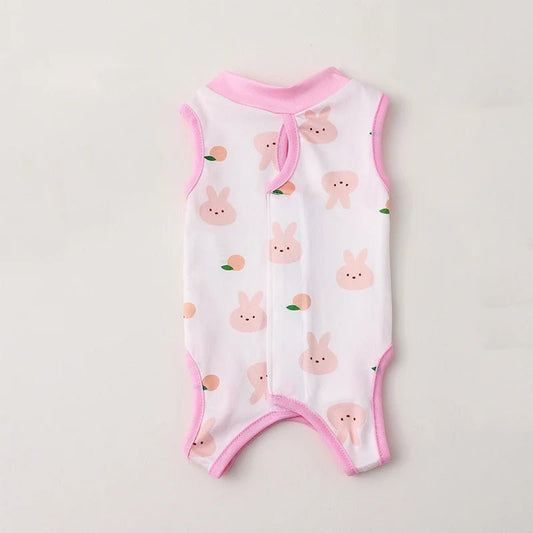 T-shirt post opération chat avec motifs lapin rose et bordures roses pour confort et protection