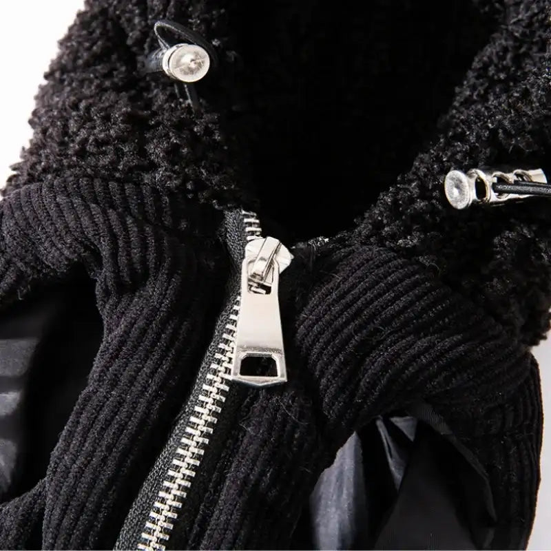 Détail de la fermeture éclair et texture en laine d'un manteau pour petit chien noir Oscar et Plume