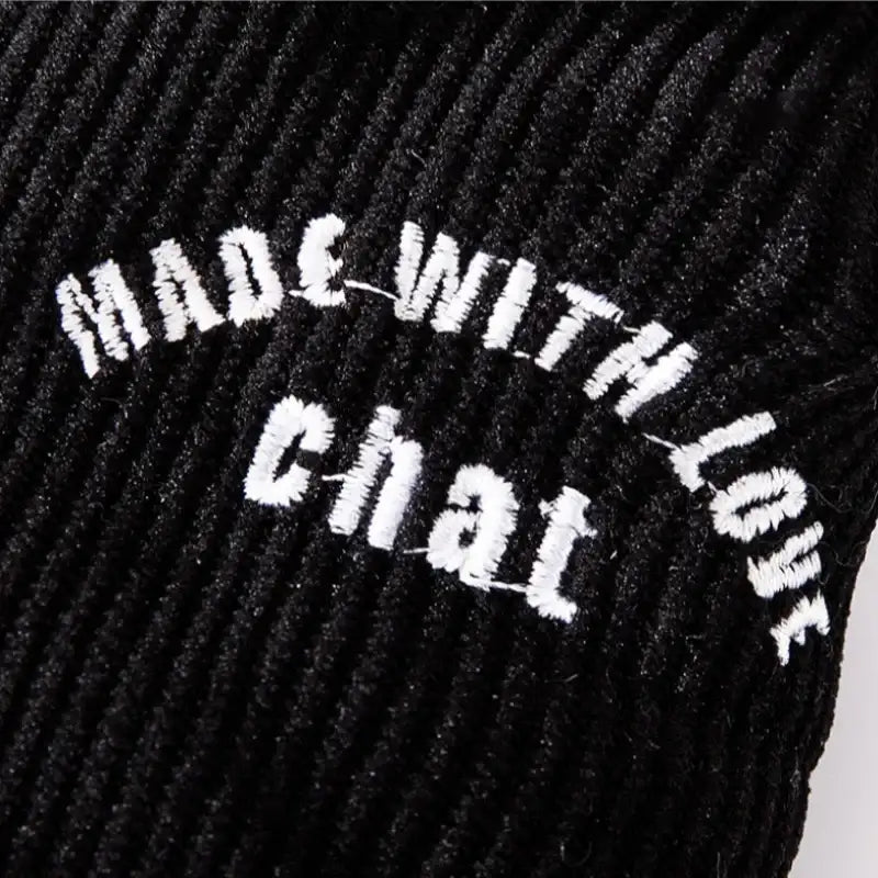 Détail brodé manteau pour petit chien en tissu côtelé noir par Oscar et Plume