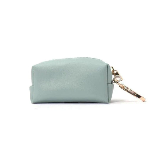 Distributeur sacs a crotte chien Oscar et Plume vert pale avec attache dorée pratique