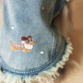 Load image into Gallery viewer, Veste en jean pour teckel avec motif brodé de teckel et ourlet effiloché
