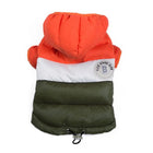 Veste imperméable pour chien tricolore avec capuche orange, blanche et verte de Oscar et Plume