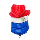 Veste imperméable pour chien tricolore rouge blanc bleu avec capuche signée Oscar et Plume