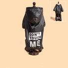 Veste pluie pour chien noire avec capuche et inscription Don't Touch Me par Oscar et Plume