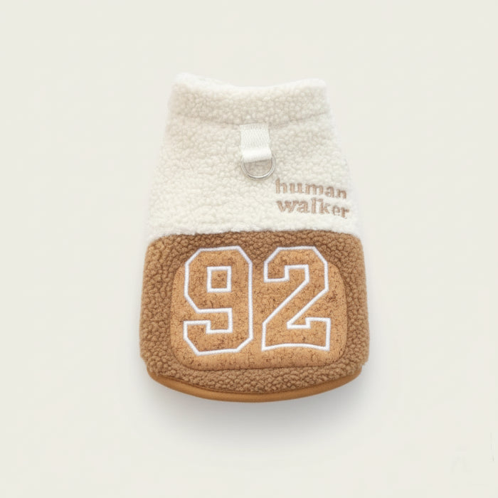 Veste polaire pour teckel en beige et marron avec détails brodés et fermeture pratique