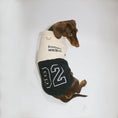 Load image into Gallery viewer, Veste polaire pour teckel avec un design tendance en noir et crème pour garder votre chien au chaud

