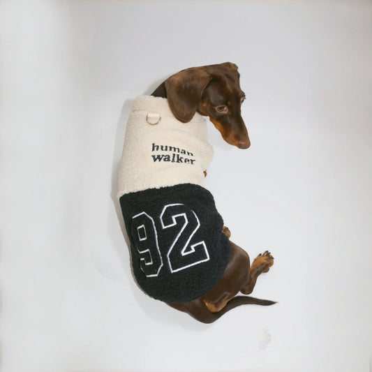 Veste polaire pour teckel avec un design tendance en noir et crème pour garder votre chien au chaud
