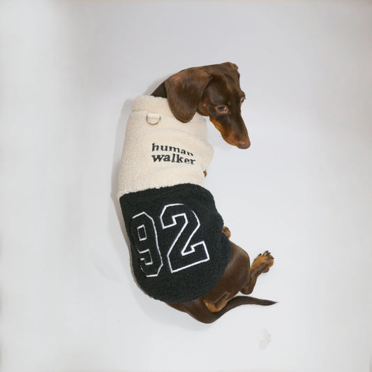 Veste polaire pour teckel avec un design tendance en noir et crème pour garder votre chien au chaud