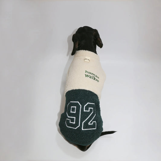 Veste polaire pour teckel en deux couleurs avec le numéro 92 sur le dos