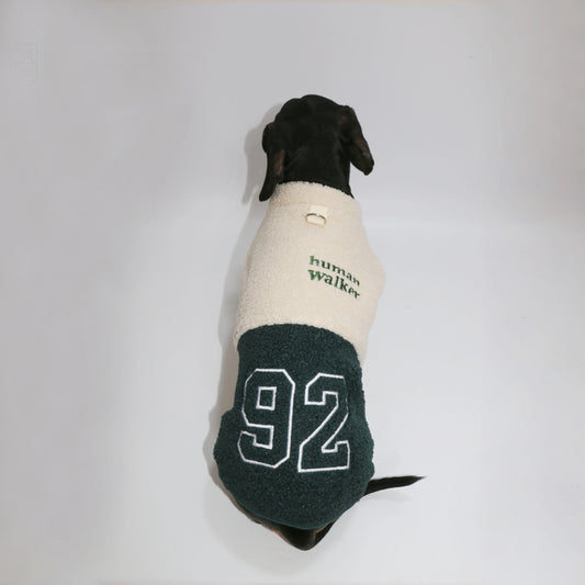 Veste polaire pour teckel en deux couleurs avec le numéro 92 sur le dos