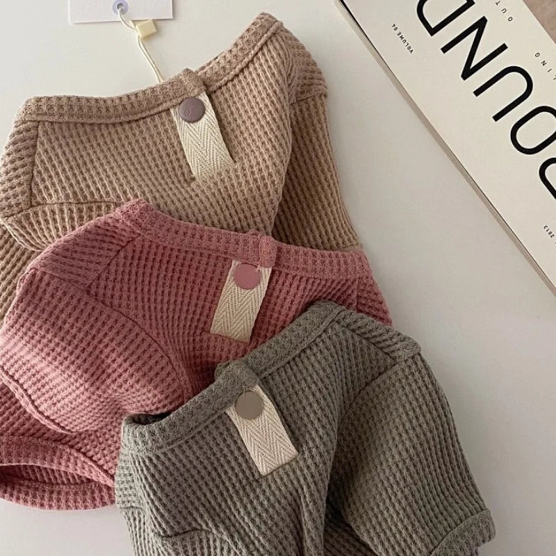 Chemise élégante pour chien en tissu gaufré beige, rose et gris par Oscar et Plume