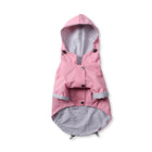Vêtement de pluie pour chien rose avec capuche et doublure rayée signé Oscar et Plume