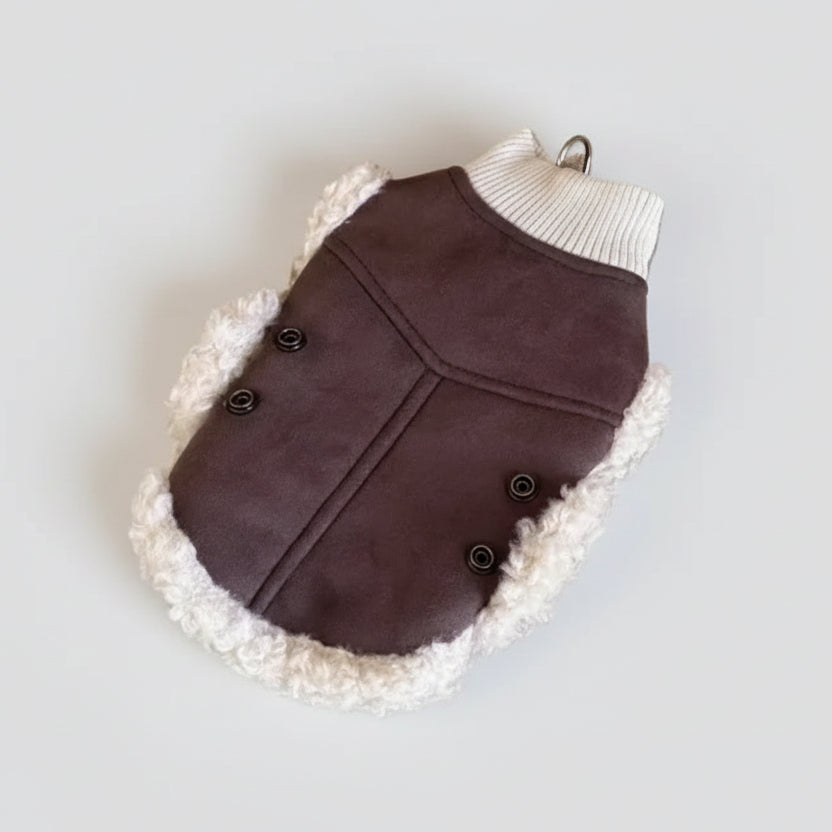 Vêtement fausse fourrure pour petit chien en marron avec boutons et col en tricot