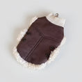 Charger l'image dans la visionneuse de la galerie, Vêtement fausse fourrure pour petit chien en marron avec boutons et col en tricot
