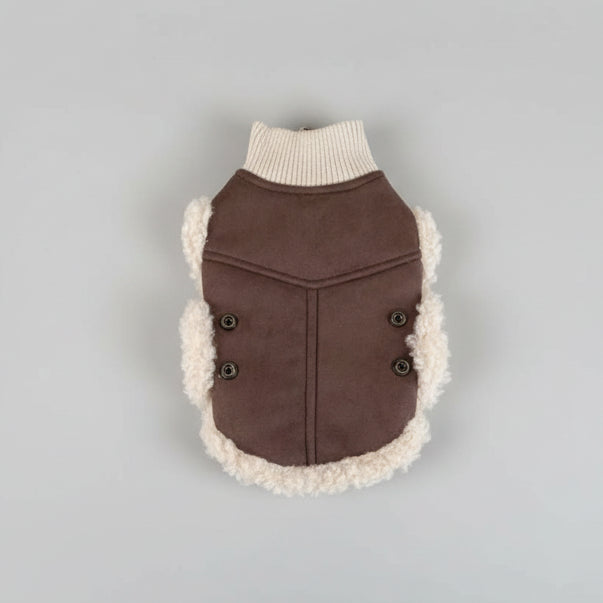Vêtement fausse fourrure pour petit chien de couleur marron avec col en tricot et boutons décoratifs