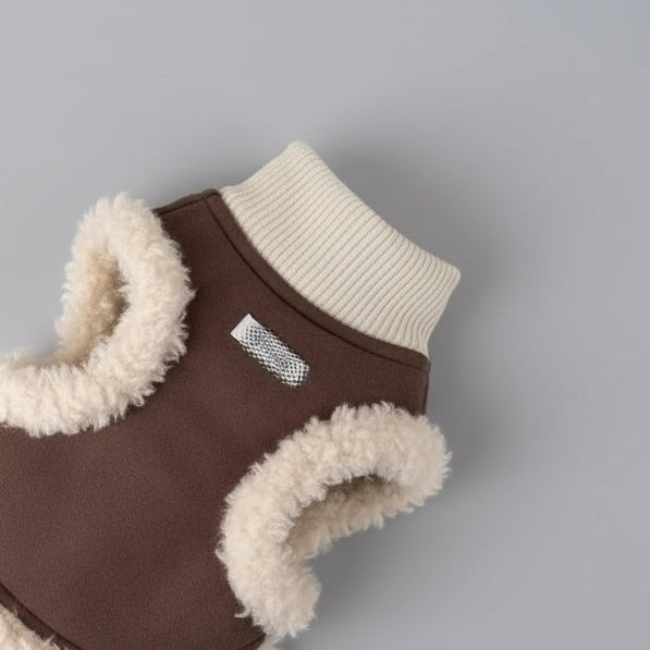 Vêtement fausse fourrure pour petit chien avec col en tricot et couleur marron